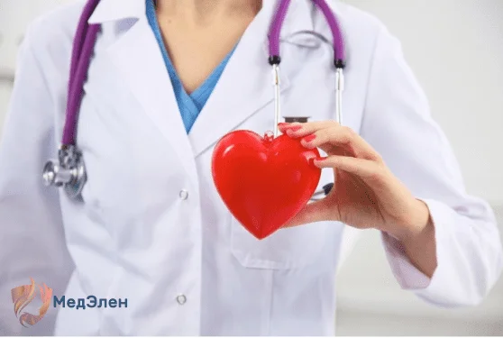 Врач-нарколог держит в руке сердце
