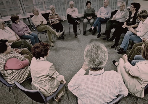 Люди сидят в круге на терапии